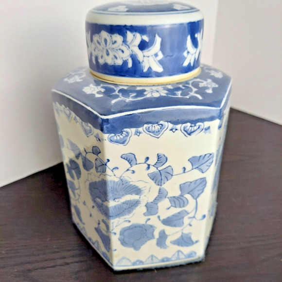 Porcelain Lidded Ginger Jar Vintage Style Blue and White Floral Motif 9" w/Lid - Picture 15 of 15